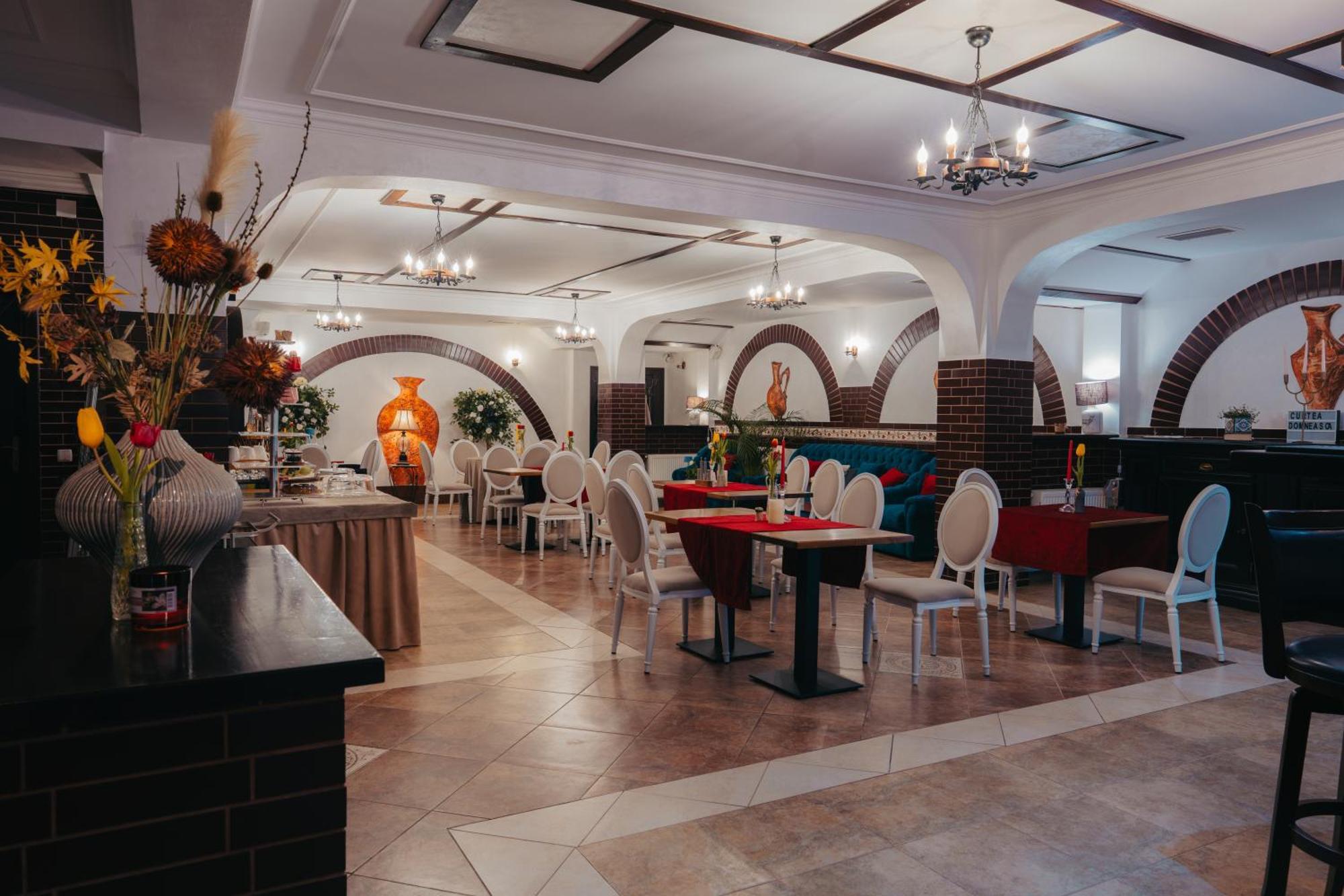 Curtea Domneasca Hotel Vaslui Exterior photo